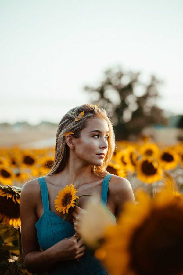 دختر زیبا با گل آفتابگردان