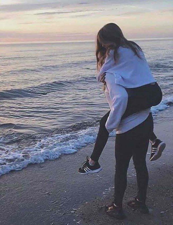 عاشقانه دختر روی کول پسر در ساحل