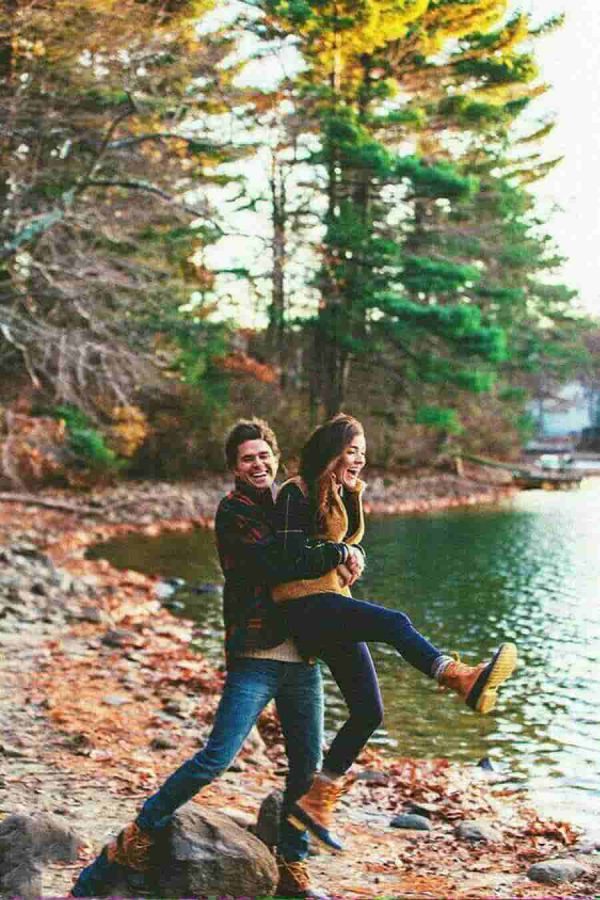 زوج خوشحال در کنار دریاچه