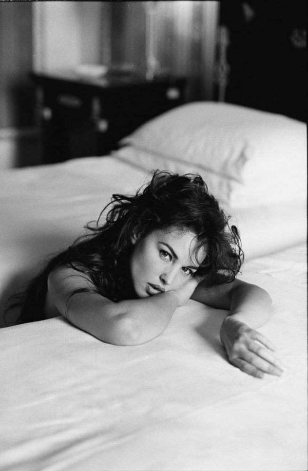 مونیکا بلوچی سیاه و سفید روی تخت