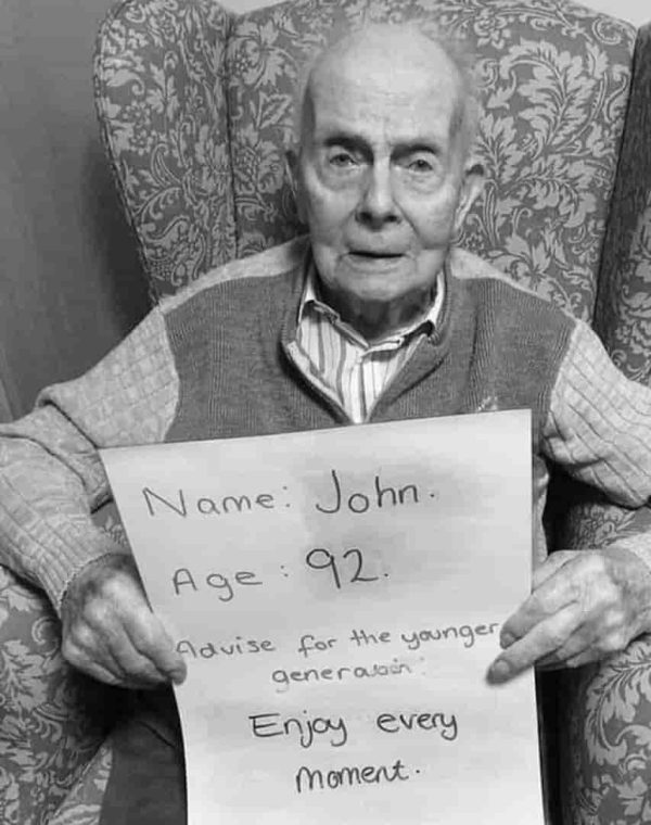 عکس بسیار زیبا و مفهومی از پیرمرد 92 ساله