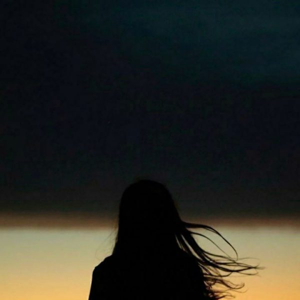 غمگین تنهایی و دلتنگی دخترونه با موهای پریشان در باد