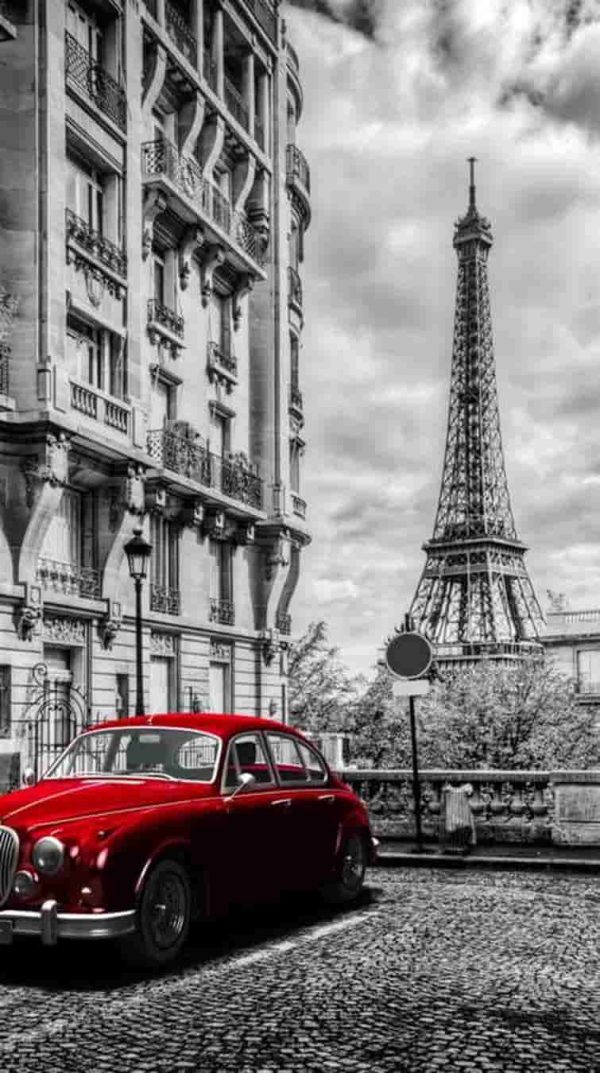 عکس هنری از ماشین قرمز و برج ایفل سیاه و سفید