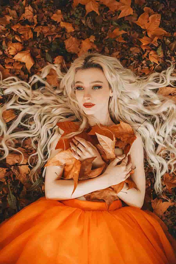 عکس پروفایل دخترونه دلبرانه پاییزی با لباس نارنجی