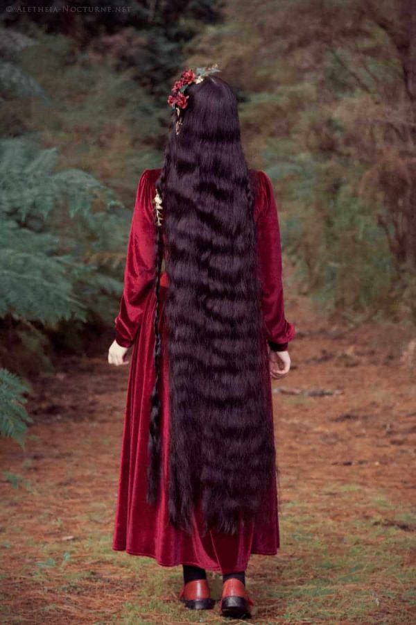 عکس پروفایل دخترونه خفن بدون متن دختری با موی بسیار بلند مشکی