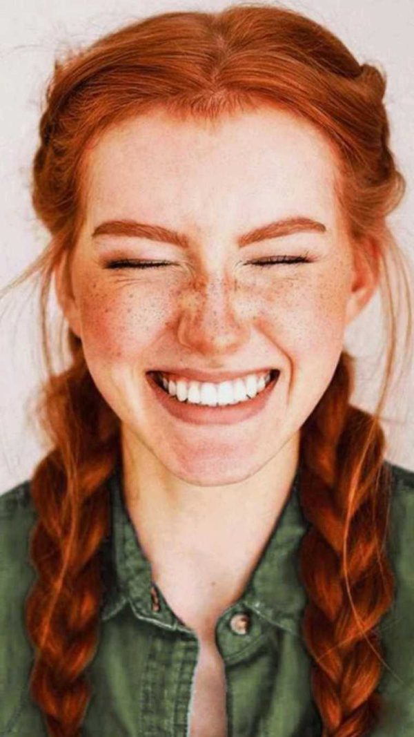 عکس پروفایل دخترونه شاد بدون متن با موهای بافته قرمز