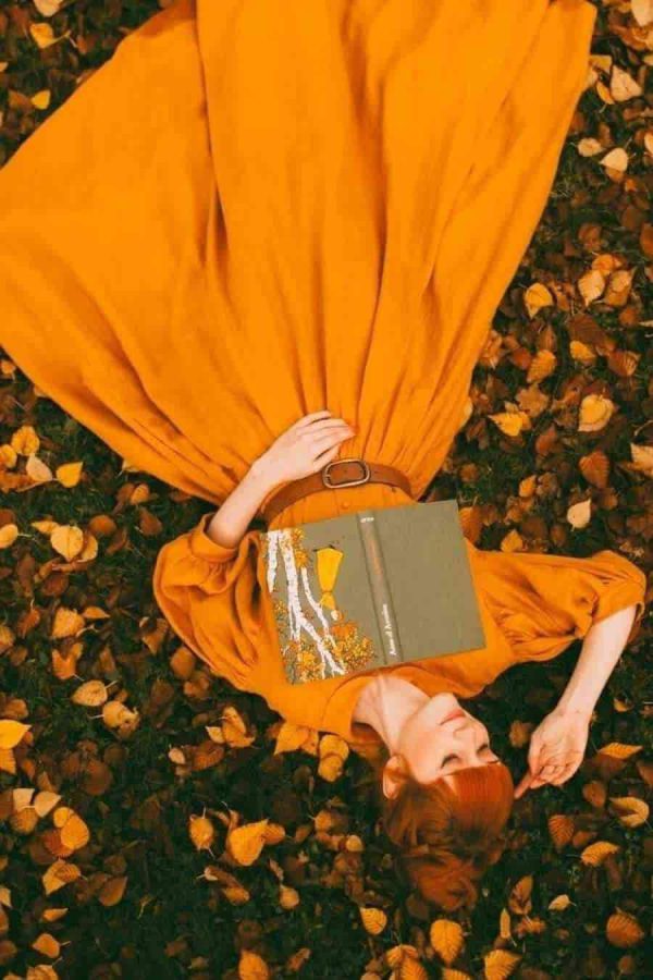 عکس پروفایل دخترونه خفن اینستا با لباس نارنجی خوابیده روی چمن