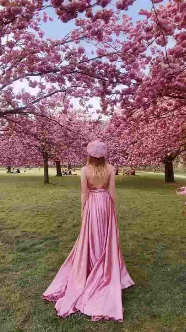عکس پروفایل دخترونه بدون متن اینستاگرام با لباس شیک صورتی و گلهای زیبا