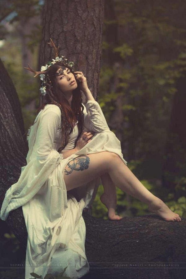 عکس دخترانه عروس روی تنه درخت با خالکوبی زیبا