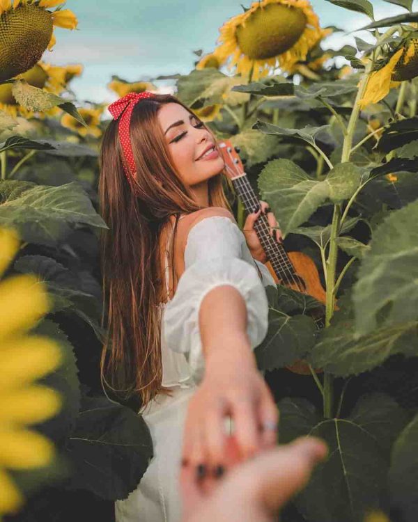 پروفایل عاشقانه دخترونه نرو در مزرعه گل آفتاب گردان