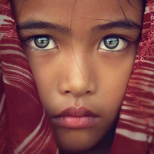 دختر کوچک با چشم های بی نهایت زیبا