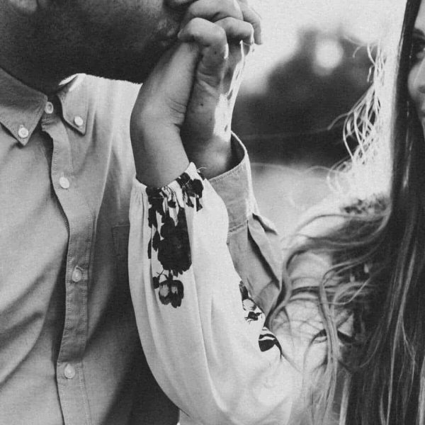 پروفایل عاشقانه بدون متن سیاه و سفید بوسیدن دست دختر