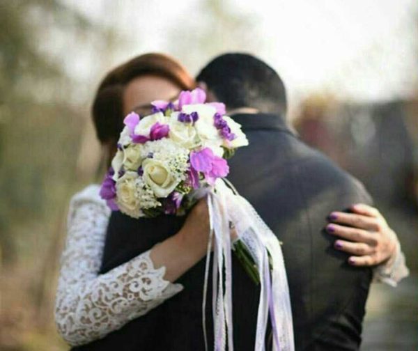 عکسهای پروفایل عاشقانه زن و شوهری بغل با گل