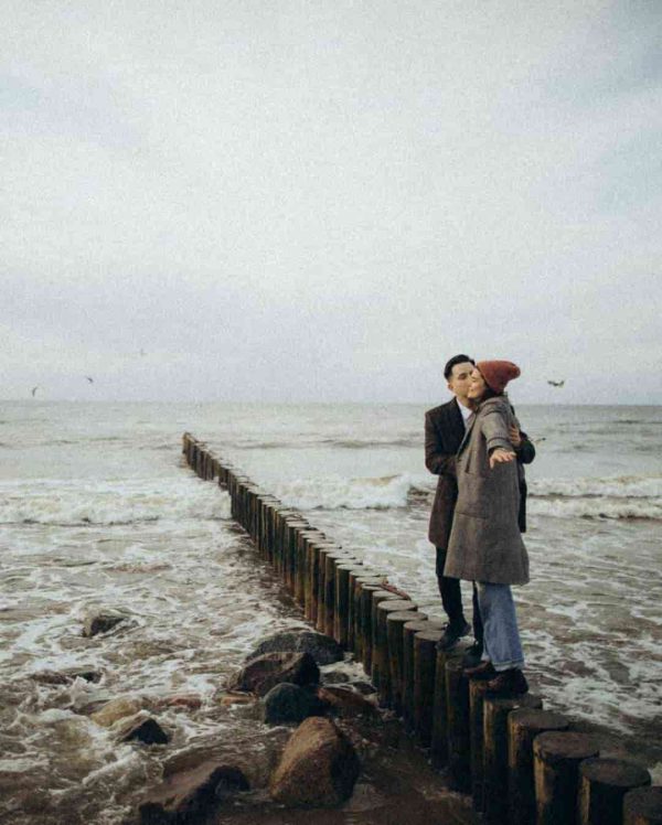 پروفایل عاشقانه جدید اینستاگرام شاد کنار دریا
