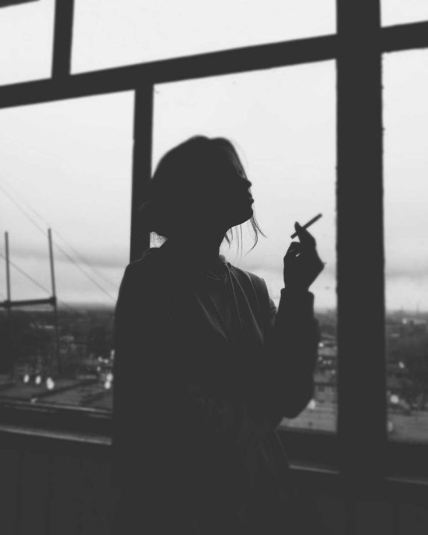 عکس پروفایل دخترونه غمگین سیاه و سفید بدون متن با سیگار