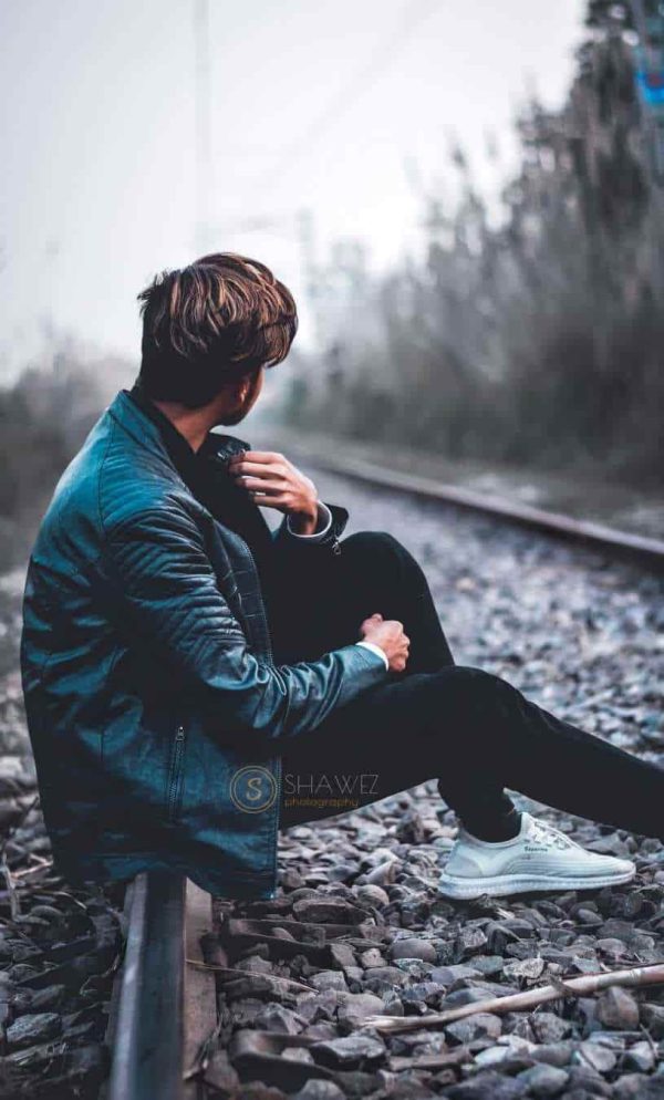 عکس پروفایل غمگین پسرانه شکست عشقی روی ریل قطار