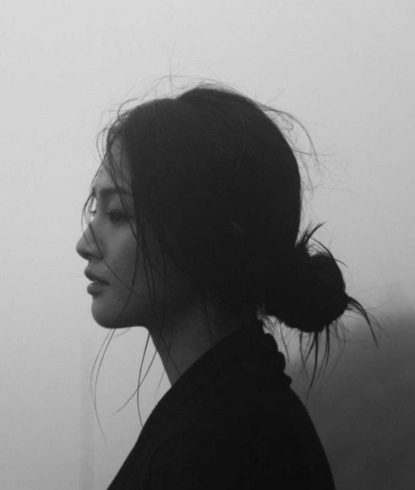 عکس پروفایل غمگین دخترانه بدون متن سیاه در مه