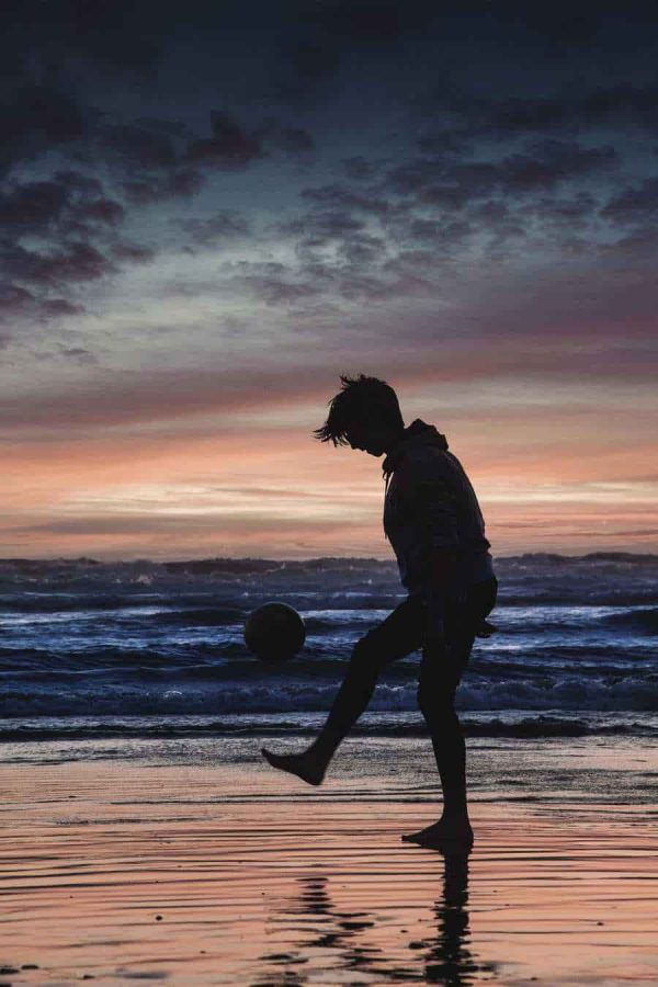 پسر در حال روپایی زدن کنار دریا