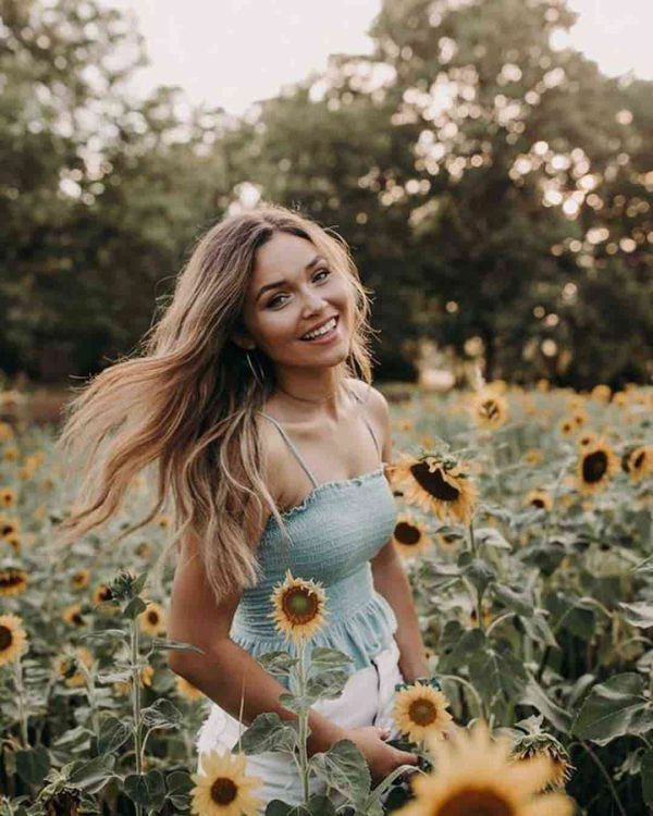 عکس پروفایل دخترونه شاد برای واتساپ با گل آفتاب گردان
