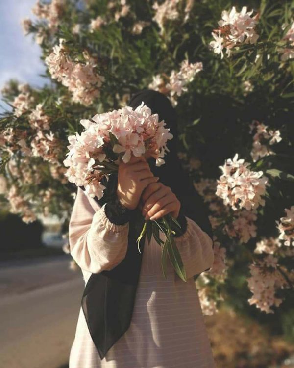 عکس دختر با گل برای پروفایل واتساپ