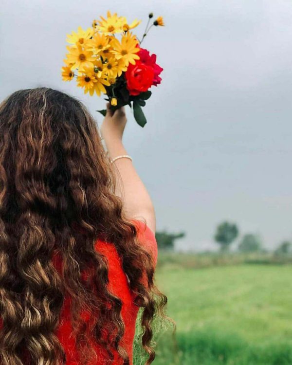 عکس دختر با گل برای پروفایل واتساپ