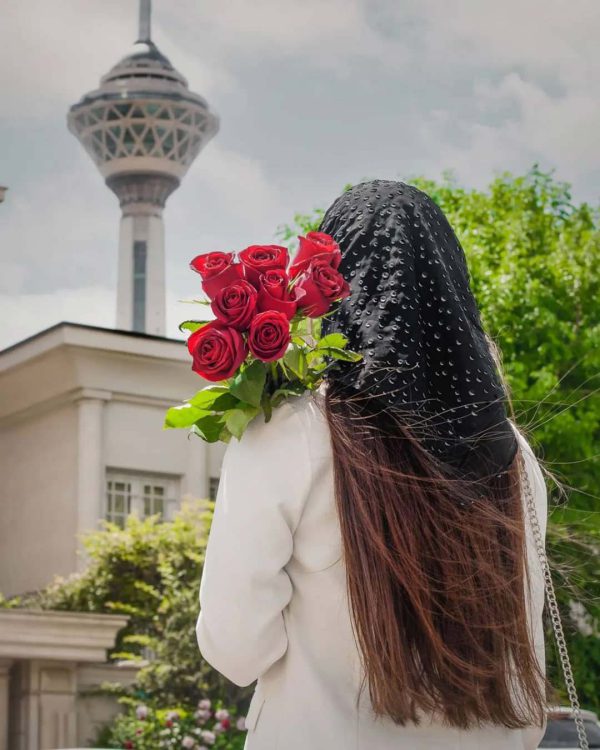 عکس دختر با گل برای پروفایل واتساپ