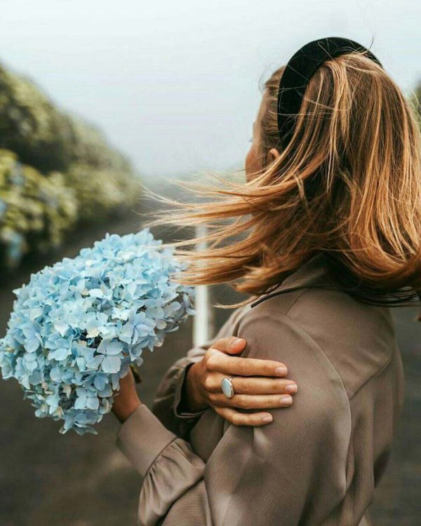 عکس دختر با گل برای پروفایل واتساپ